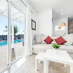 Дом отдыха Blue Waves House - Heated Pool, Bbq And Bicycles By Lanzarote *