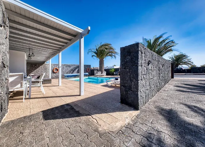 Semesterbostad Blue Waves House - Heated Pool, Bbq And Bicycles By Lanzarote *