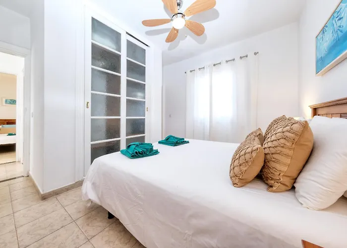 Semesterbostad Blue Waves House - Heated Pool, Bbq And Bicycles By Lanzarote *